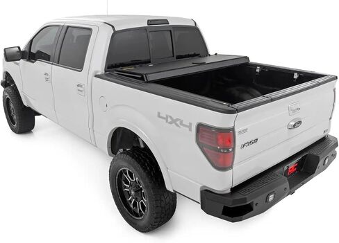 غطاء تونيو لسرير الشاحنة قابل للطي ثلاثي الطي من Rough Country لسيارة Ford F-150 (2004-2014) - يناسب سرير مقاس 6'7 بوصة (78.8 بوصة)، وألواح ألومنيوم متدفقة مناسبة لجميع الأحوال الجوية in Saudi Arabia
