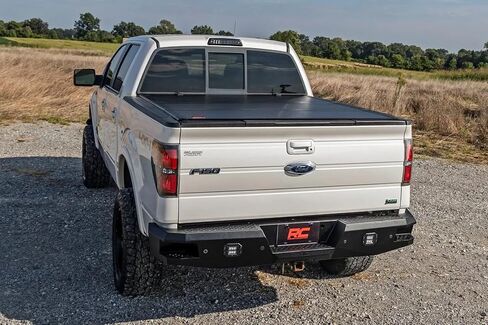 غطاء تونيو لسرير الشاحنة قابل للطي ثلاثي الطي من Rough Country لسيارة Ford F-150 (2004-2014) - يناسب سرير مقاس 6'7 بوصة (78.8 بوصة)، وألواح ألومنيوم متدفقة مناسبة لجميع الأحوال الجوية in Saudi Arabia