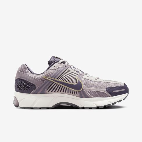 حذاء Nike Zoom Vomero 5 للرجال (HQ3643-019، بنفسجي بلاتيني/خام بنفسجي فاتح/ذهبي الفريق/زبيب داكن) مقاس 9 in Saudi Arabia