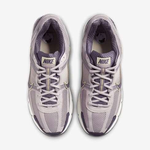 حذاء Nike Zoom Vomero 5 للرجال (HQ3643-019، بنفسجي بلاتيني/خام بنفسجي فاتح/ذهبي الفريق/زبيب داكن) مقاس 9 in Saudi Arabia
