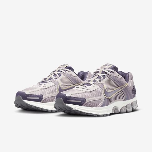 حذاء Nike Zoom Vomero 5 للرجال (HQ3643-019، بنفسجي بلاتيني/خام بنفسجي فاتح/ذهبي الفريق/زبيب داكن) مقاس 9 in Saudi Arabia