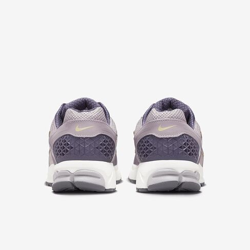 حذاء Nike Zoom Vomero 5 للرجال (HQ3643-019، بنفسجي بلاتيني/خام بنفسجي فاتح/ذهبي الفريق/زبيب داكن) مقاس 9 in Saudi Arabia