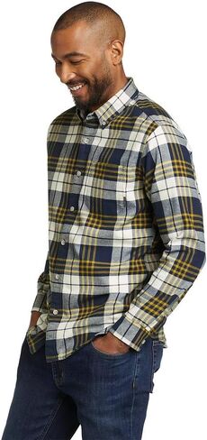 قميص Eddie Bauer الكلاسيكي المفضل للرجال من الفلانيل المنقوش in Saudi Arabia