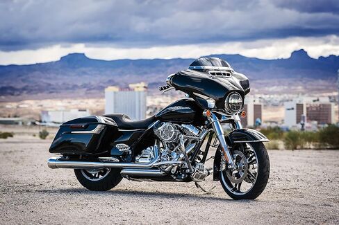 Kuryakyn 6903 Motorcycle Accent Accessory: Tri-Line Fairing Accents for 2014-19 Harley-Davidson Touring & Trike Motorcycles, Chrome, 1 Pair in Saudi Arabia