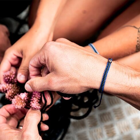 سوار مجدول من 4Ocean Coral Gardeners - يزيل رطلًا واحدًا من بلاستيك المحيط - قابل للتعديل، للجنسين، مصنوع يدويًا من مواد معاد تدويرها - يدعم الحفاظ على الشعاب المرجانية in Kuwait