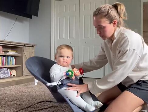 مركز أنشطة كرسي هزاز للأطفال، مقعد هزاز محمول للأطفال من عمر 0 ​​إلى 12 شهرًا، كرسي هزاز طبيعي للرضع مع حقيبة حمل. in Kuwait