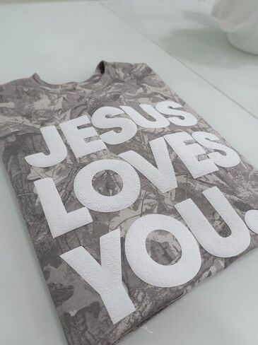 تي شيرت مموه كبير الحجم – "Jesus Loves You" بتأثير الحروف المنتفخة | تي شيرت ستريتوير فيث in Saudi Arabia