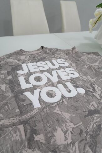 تي شيرت مموه كبير الحجم – "Jesus Loves You" بتأثير الحروف المنتفخة | تي شيرت ستريتوير فيث in Saudi Arabia