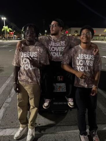 تي شيرت مموه كبير الحجم – "Jesus Loves You" بتأثير الحروف المنتفخة | تي شيرت ستريتوير فيث in Saudi Arabia
