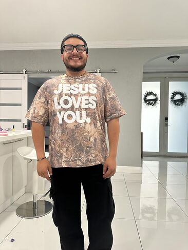 تي شيرت مموه كبير الحجم – "Jesus Loves You" بتأثير الحروف المنتفخة | تي شيرت ستريتوير فيث in Saudi Arabia