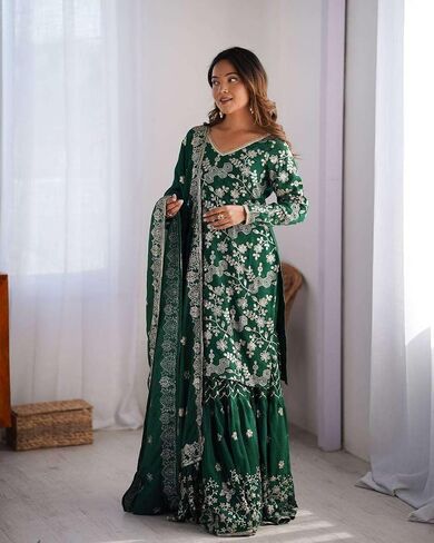 كورتي حريمي من Krishnaya Creations بتطريز حريري شينون يعمل بشكل مستقيم مع بدلة شارارا ومجموعة وشاح in Saudi Arabia