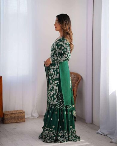 كورتي حريمي من Krishnaya Creations بتطريز حريري شينون يعمل بشكل مستقيم مع بدلة شارارا ومجموعة وشاح in Saudi Arabia