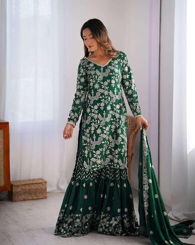 كورتي حريمي من Krishnaya Creations بتطريز حريري شينون يعمل بشكل مستقيم مع بدلة شارارا ومجموعة وشاح in Saudi Arabia