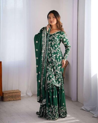 كورتي حريمي من Krishnaya Creations بتطريز حريري شينون يعمل بشكل مستقيم مع بدلة شارارا ومجموعة وشاح in Saudi Arabia