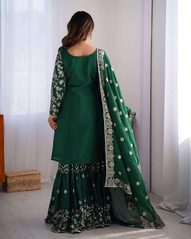 كورتي حريمي من Krishnaya Creations بتطريز حريري شينون يعمل بشكل مستقيم مع بدلة شارارا ومجموعة وشاح in Saudi Arabia