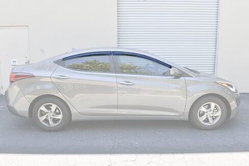 استبدال متجر Extreme على الإنترنت لسيارة Hyundai Elantra 2013-2016 | أقنعة EOS بنمط شريطي، وفتحات جانبية بلون الدخان، وحارفات النوافذ للحماية من المطر in Saudi Arabia