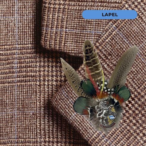 دبابيس قبعة مهرجان أكتوبر البافارية ذات الريش الملون مع لمسات وسحر معطف الأسد من الأسلحة - ملحق القبعة الألمانية لقبعات جبال الألب، أزياء مهرجان أكتوبر الزي الألماني التقليدي بواسطة Oktoberfest Haus in Kuwait