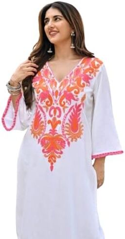 مجموعة Isha Clamp Co-ord للسيدات من نسيج القطن الأبيض مع طباعة مطرزة برقبة أمامية واسعة. in Kuwait