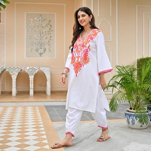 مجموعة Isha Clamp Co-ord للسيدات من نسيج القطن الأبيض مع طباعة مطرزة برقبة أمامية واسعة. in Kuwait