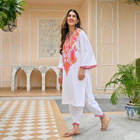 مجموعة Isha Clamp Co-ord للسيدات من نسيج القطن الأبيض مع طباعة مطرزة برقبة أمامية واسعة. in Kuwait