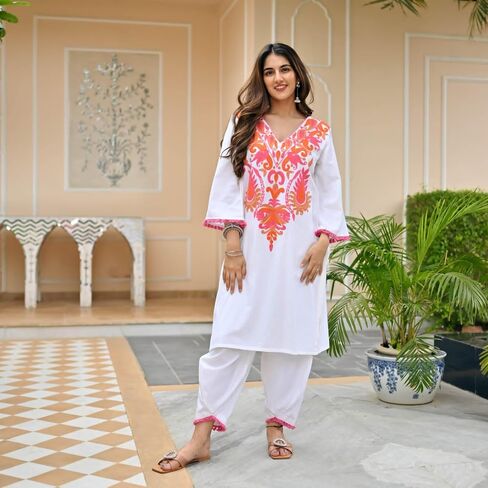 مجموعة Isha Clamp Co-ord للسيدات من نسيج القطن الأبيض مع طباعة مطرزة برقبة أمامية واسعة. in Kuwait