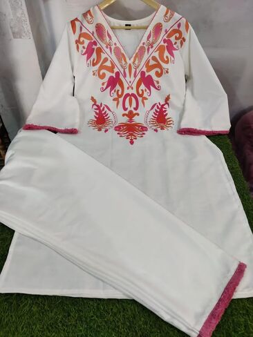 مجموعة Isha Clamp Co-ord للسيدات من نسيج القطن الأبيض مع طباعة مطرزة برقبة أمامية واسعة. in Kuwait