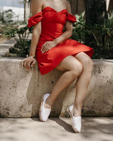 حذاء Huarache مسطح مصنوع يدويًا من الجلد للنساء من Mexico en la Piel - صندل مغلق من الأمام سهل الارتداء - أبيض وأسود in Kuwait