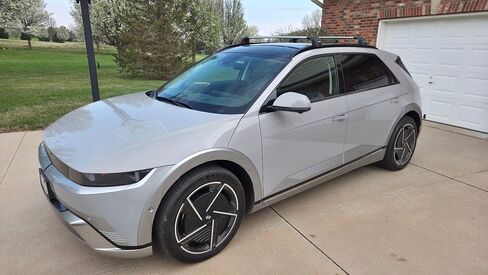 قضبان متقاطعة لرف السقف لشركة Hyundai Ioniq 5 (2025–Up) - تناسب قضبان السقف المتدفقة/المدمجة، حامل مشبك السكك الحديدية، سعة 330 رطلاً، قضبان فتحة T من الألومنيوم، قابلة للقفل، تركيب عالي التحمل بدون حفر (أسود) in Kuwait