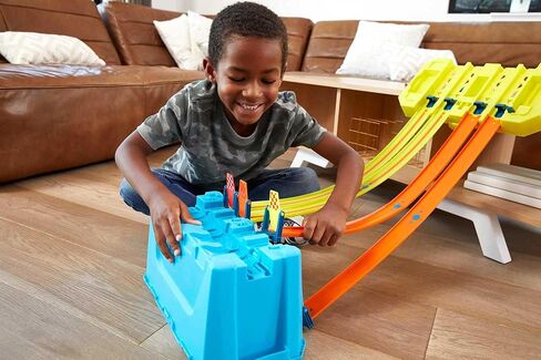 مجموعة مسار سيارة Hot Wheels ، مسار Builder Multi Loop Box Playset & 1:64 Scale Car ، 10 أقدام من المكونات والموصلات لإنشاء عمليات التصميم والتخزين in Saudi Arabia