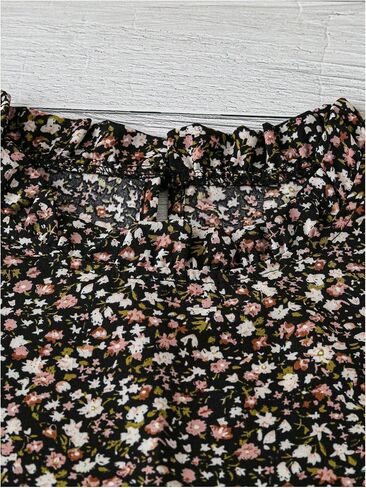 قمصان SHENHE النسائية Ditsy Floral Boho Tops كشكش وأكمام قصيرة ورقبة وهمية بلوزة صيفية غير رسمية in Kuwait