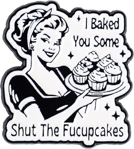 دبوس المينا من Shut The Fucupcakes، دبوس بروش فكاهة الخبز، هدية مضحكة لمحبي الكب كيك الخباز، شارة طية صدر السترة للأم الساخرة، دبابيس ربة منزل عتيقة، إكسسوارات مجوهرات مزخرفة بروح الدعابة الداكنة لقبعة سترة الظهر in Saudi Arabia