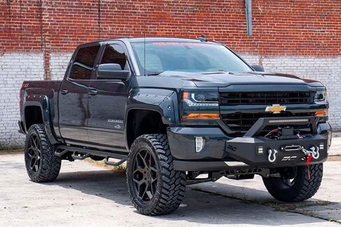 Rough Country 7" Lift Kit with Strut Spacers/N3 Rear Shocks for Chevy Silverado & GMC Sierra 1500 (2014-2018 w/Stock Cast Steel Control Arms) in Saudi Arabia