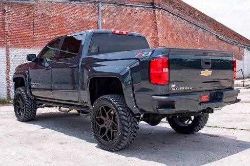 Rough Country 7" Lift Kit with Strut Spacers/N3 Rear Shocks for Chevy Silverado & GMC Sierra 1500 (2014-2018 w/Stock Cast Steel Control Arms) in Saudi Arabia