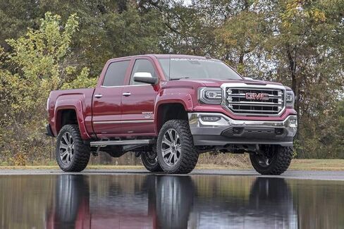 Rough Country 7" Lift Kit with Strut Spacers/N3 Rear Shocks for Chevy Silverado & GMC Sierra 1500 (2014-2018 w/Stock Cast Steel Control Arms) in Saudi Arabia