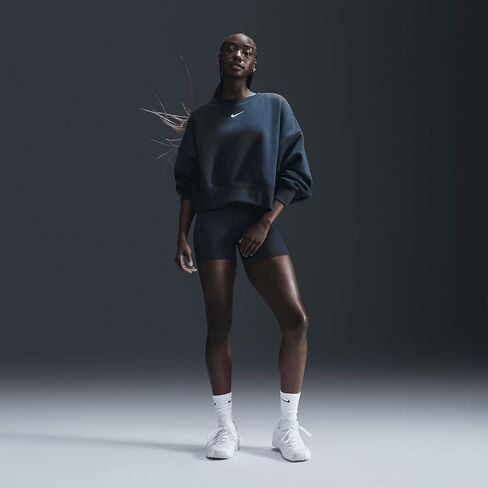سويت شيرت نسائي من Nike Sportswear Phoenix Fleece ذو رقبة دائرية كبيرة الحجم (DQ5761-063، رمادي داكن منقط/شراع) in Saudi Arabia