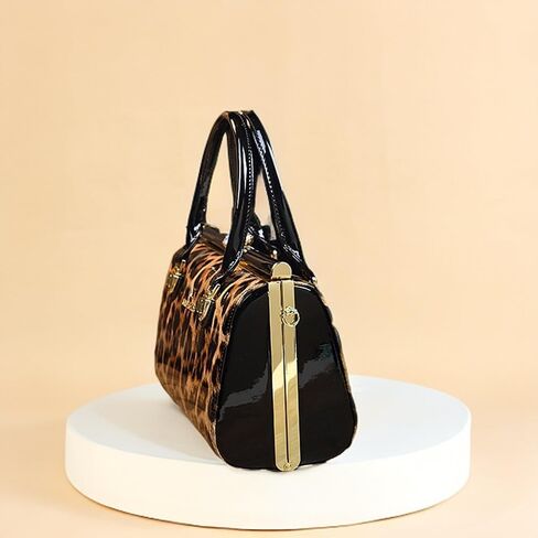 حقيبة كتف بإبزيم من حجر الراين للنساء من الجلد بمقبض علوي وحقائب يد طويلة تمر بالجسم وحقائب مسائية ومحافظ صلبة in Kuwait