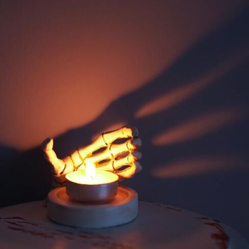 Zerodeko الهيكل العظمي حامل شمعة اليد فريدة من نوعها القوطية الجمجمة Tealight الوقوف لجميع القديسين ديكور مادة الراتنج للحفلات والأجواء المخيفة in Saudi Arabia