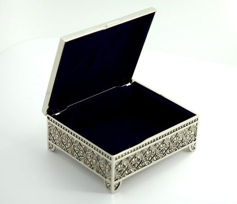 Personalized jewelry box with 3 lines text engraving - Engraved 4 Inch Antique jewelry box bridesmaid or flower girl gift in Saudi Arabia
