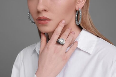 ساعة جيسيكا سيمبسون للسيدات بحلقة فضية قابلة للتعديل - إطار كريستالي، مينا كوارتز تناظرية صغيرة، سوار مطاطي من المجوهرات الأنيقة in Saudi Arabia