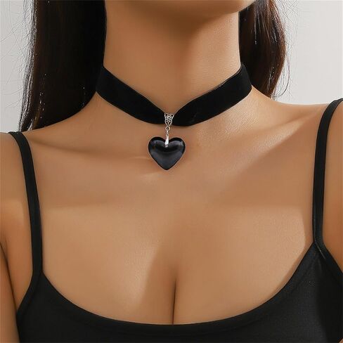 Red Heart Necklace Queen of Hearts Accessories Gothic Black Velvet Heart Choker Necklace Vintage Victorian Halloween Cosplay Party Jewelry Gift for Woman in Saudi Arabia