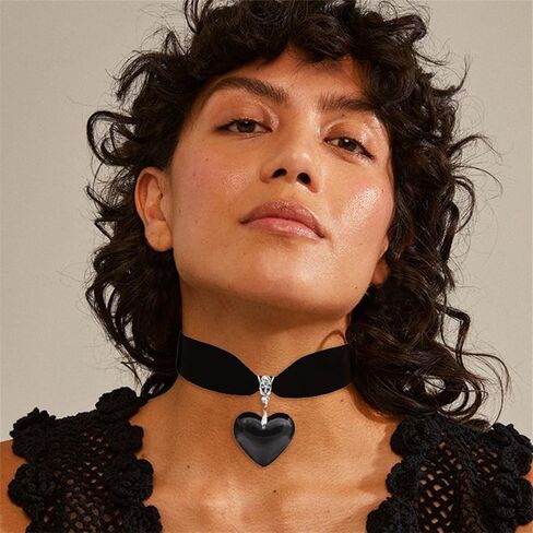Red Heart Necklace Queen of Hearts Accessories Gothic Black Velvet Heart Choker Necklace Vintage Victorian Halloween Cosplay Party Jewelry Gift for Woman in Saudi Arabia