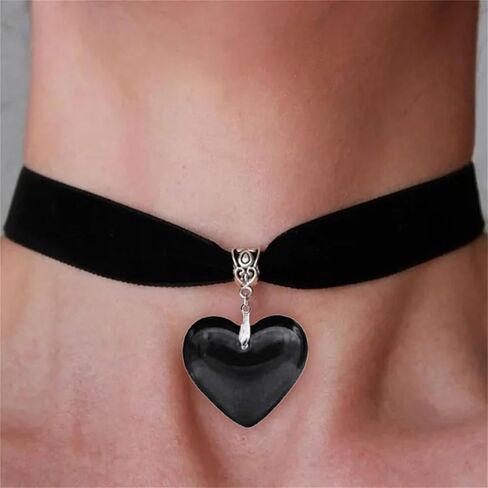 Red Heart Necklace Queen of Hearts Accessories Gothic Black Velvet Heart Choker Necklace Vintage Victorian Halloween Cosplay Party Jewelry Gift for Woman in Saudi Arabia