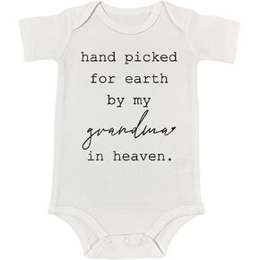 تم اختياره يدويًا من أجل الأرض من قبل جدي/جدتي/عمي/عمتي في السماء، بدلة استحمام للإعلان عن الحمل (0-6 أشهر، رومبر بأكمام قصيرة للجد) in Kuwait