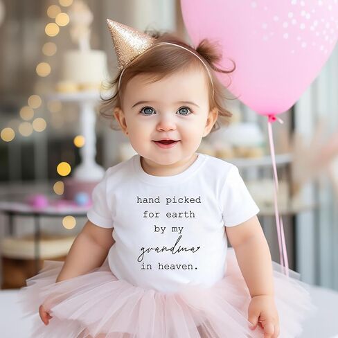 تم اختياره يدويًا من أجل الأرض من قبل جدي/جدتي/عمي/عمتي في السماء، بدلة استحمام للإعلان عن الحمل (0-6 أشهر، رومبر بأكمام قصيرة للجد) in Kuwait