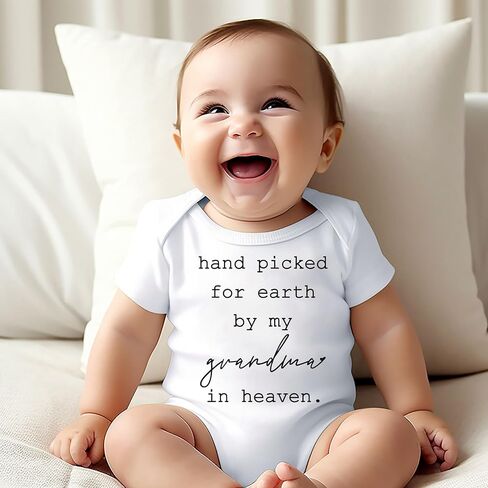 تم اختياره يدويًا من أجل الأرض من قبل جدي/جدتي/عمي/عمتي في السماء، بدلة استحمام للإعلان عن الحمل (0-6 أشهر، رومبر بأكمام قصيرة للجد) in Kuwait