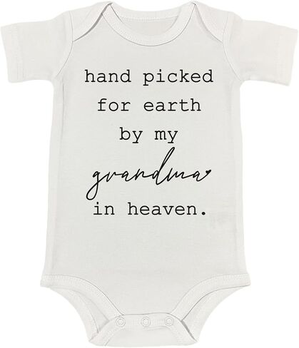 تم اختياره يدويًا من أجل الأرض من قبل جدي/جدتي/عمي/عمتي في السماء، بدلة استحمام للإعلان عن الحمل (0-6 أشهر، رومبر بأكمام قصيرة للجد) in Kuwait