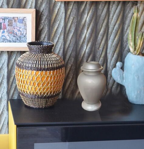 جرة صغيرة من البيوتر المحفورة للرماد البشري - جرة صغيرة جميلة لا تُنسى وأنيقة لتكريم بقايا أحبائك - 3 بوصة - فضي in Kuwait