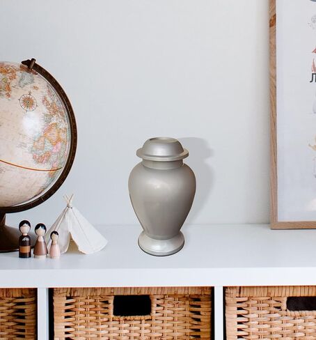 جرة صغيرة من البيوتر المحفورة للرماد البشري - جرة صغيرة جميلة لا تُنسى وأنيقة لتكريم بقايا أحبائك - 3 بوصة - فضي in Kuwait