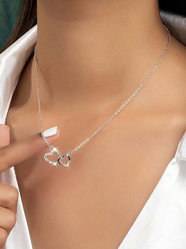 1PC Gold Heart Necklace for Women, Minimalist Fashion Jewelry for Everyday Wear, Trendy Women's Accessory, Gold Chain Necklace with Heart Charm in Saudi Arabia