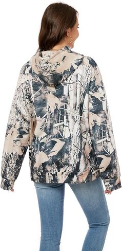 سترة بغطاء للرأس مموهة للنساء كبيرة الحجم من الصوف بقلنسوة على شكل ورقة القيقب مع جيب الكنغر in Kuwait